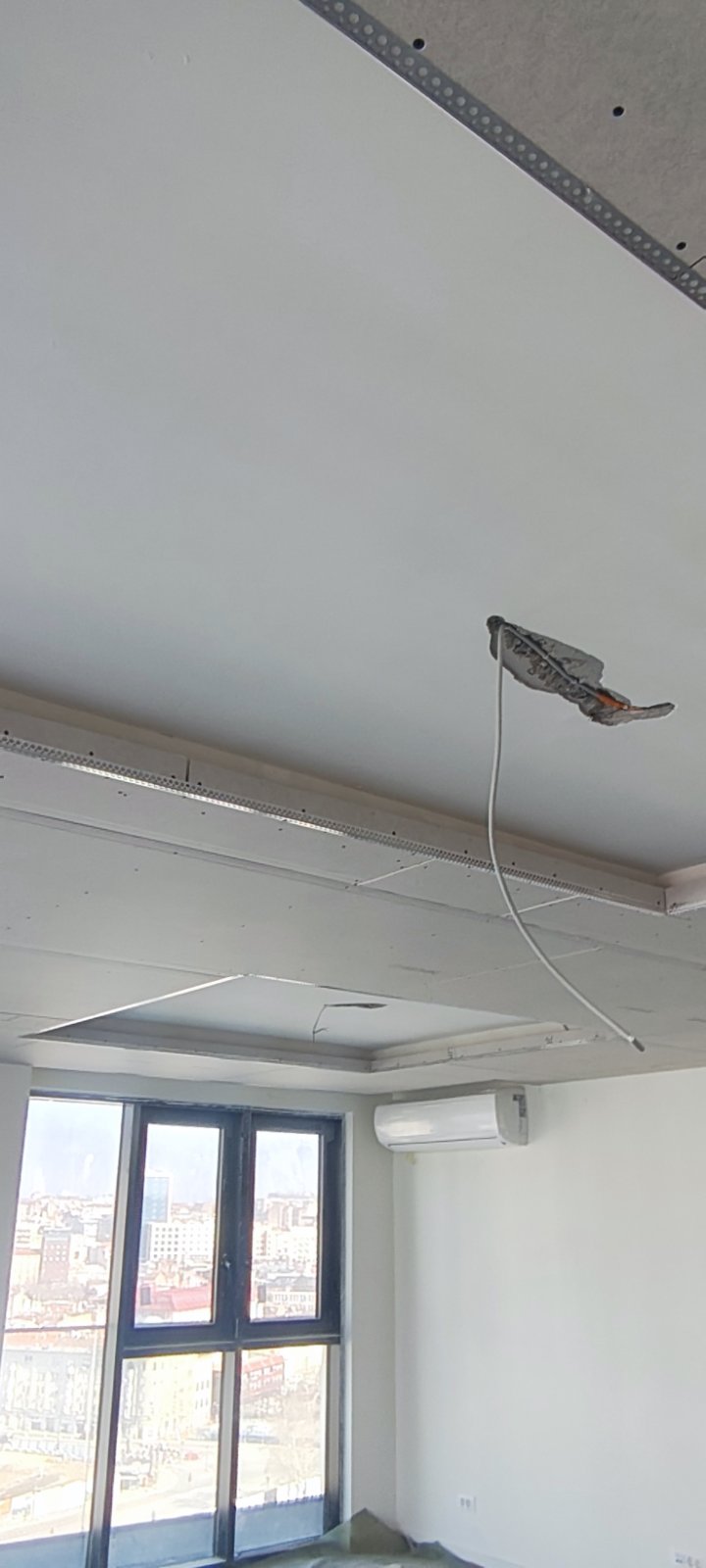 Spušteni plafoni sa LED skrivačima i otvorima za rasvetu u penthausu u Beogradu na vodi