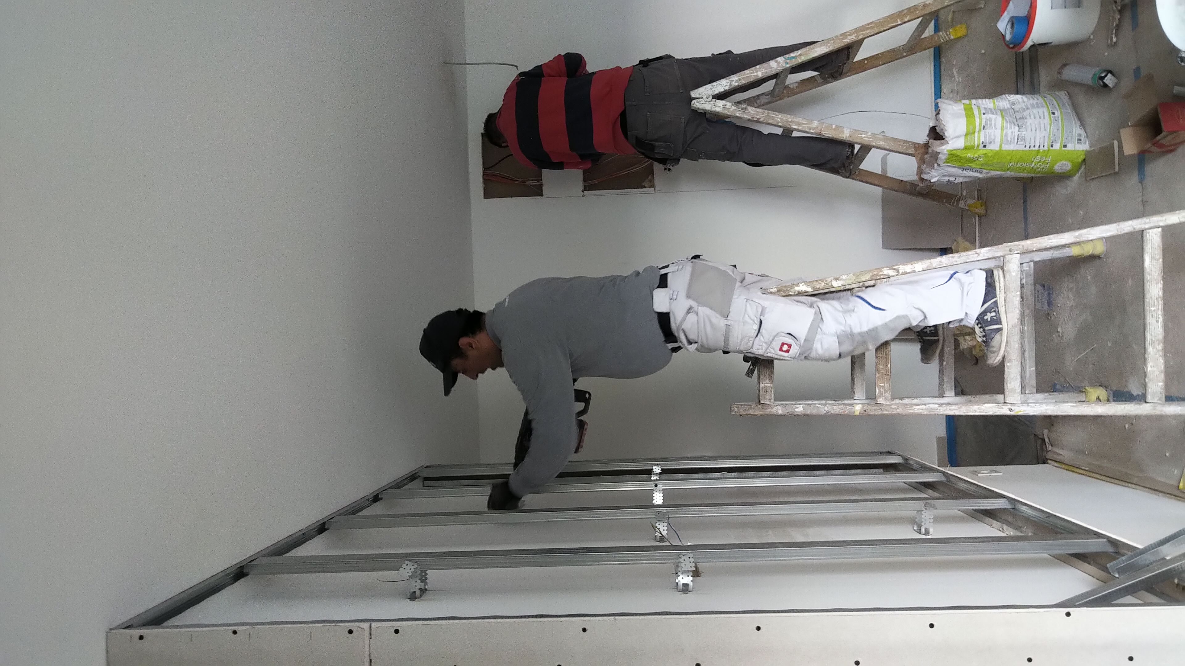 Gipsar Laki Montira Nosač Za Televizor